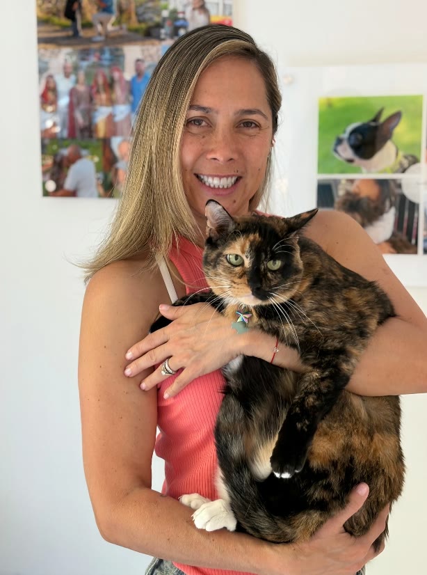 Lucero Sepúlveda, cofundadora de Pure, con una gata en brazos